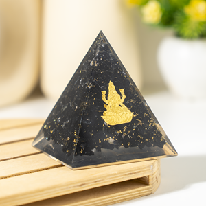 Vente en gros de pyramides Orgone en tourmaline noire Lakshmi avec pointes de cristal pour la méditation, la guérison et la positivité - Product Image 1