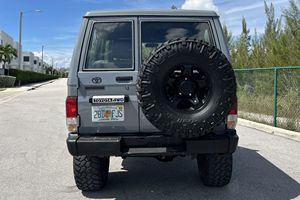 แลนด์ครุยเซอร์ รุ่นคลาสสิค ปี 1993 FZJ70 ขับเคลื่อน 4 ล้อ เกียร์ธรรมดา 5 สปีด สภาพสมบูรณ์ ใช้งานได้ดีเยี่ยม สะอาด ดีเยี่ยม พร้อมส่งออก ราคาดีที่สุด - Product Image 4