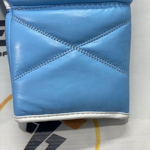 ถุงมือชกมวยแบบมีเชือกผูก OEM ODM สีฟ้าขาว ออกแบบได้ตามต้องการ คุณภาพระดับมืออาชีพ สวมใส่สบาย หนังแท้คุณภาพสูง ระบายความชื้นได้ดี - Product Image 5