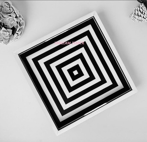 Plateau de service rectangulaire décoratif en résine noire et blanche fabriqué à la main pour salle à manger, table basse, divertissement à la maison - Product Image 2