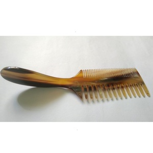 Precio directo de fábrica en peine común hecho a mano para peluquero de cuerno natural para desenredar cabello largo y grueso con curvas para uso en salón - Product Image 1