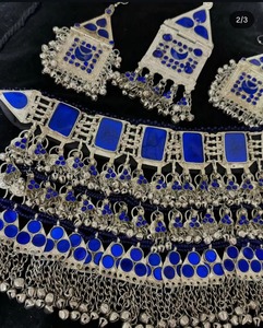 Ensemble de bijoux tribaux Kuchi afghans traditionnels faits à la main avec collier ras du cou en couches de pierres de verre bleues audacieuses avec perles suspendues - Product Image 6