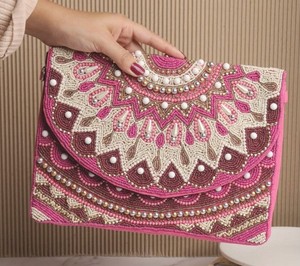 Clutch hecho a mano con cuentas, conchas, borlas y bordados para bodas, celebraciones festivas, un toque Boho único para tu atuendo - Product Image 1
