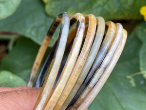 Bracelets en corne de buffle naturelle, fabrication artisanale de bijoux en corne de buffle - Product Image 6