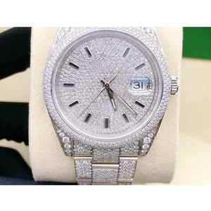 Montres en gros de haute qualité avec cadran en verre rond fantaisie entièrement serti de moissanite avec cadran de date classique en provenance d'Inde en vente - Product Image 1