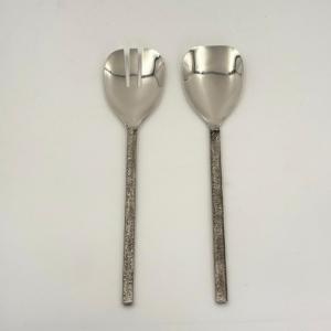 Serveur à salade décoratif en acier inoxydable avec poignée à motif en relief et finition polie, ustensiles de cuisine, ensemble de serveurs à salade de luxe - Product Image 1