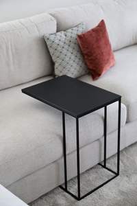 Mesa auxiliar de hierro duradera de primera categoría con una base artística y escultórica que mezcla el encanto antiguo con la elegancia contemporánea - Product Image 2