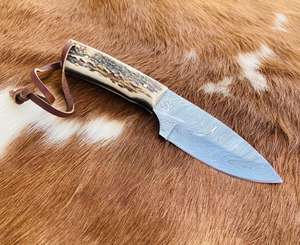 Cuchillo de Caza Personalizado de Acero de Damasco de Alta Calidad con Hoja Fija para Supervivencia y Campismo, con Funda de Cuero Fino - Product Image 2