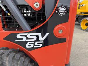 Nouvelle chargeuse sur pneus Kubota SSV65 avec godet frontal robuste, moteur diesel puissant de 64 CV et boîte de vitesses de 47,7 kW, garantie d'un an - Product Image 4
