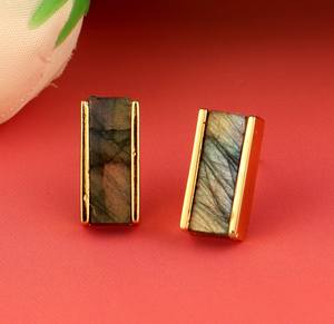 Boucles d'oreilles minimalistes en forme de barre en labradorite naturelle chatoyante plaquées or 18 carats, bijoux de mode en gros, clous d'oreille pour femmes - Product Image 3