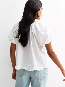 Top bordado de ganchillo floral blanco de algodón de gran oferta para un estilo de verano sin esfuerzo disponible a granel desde la India - Product Image 4