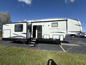 Venta al por mayor de caravanas usadas 2021 F-o-r-e-s-t R-i-v-e-r A-r-c-t-i-c W-o-l-f 3550S-U-I-T-E 4x4 para viajes - Product Image 2