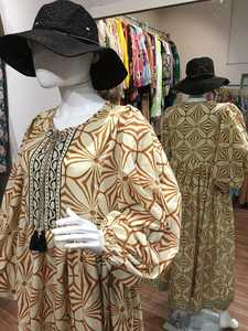 เดรสยาวลำลองผู้หญิง แขนยาว คอวี ปักลายฉลุ ผ้าลูกไม้ สีสวยที่สุด ติดกระดุมด้านหน้า รุ่นวินเทจ ปี 2025 - Product Image 3