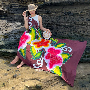 Sarong floral de Bali pour femmes, charme vibrant avec nos sarongs en rayonne peints à la main uniques, mettant en valeur des motifs exquis - Product Image 4