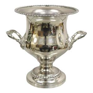 Trophée moderne en métal solide fabriqué à la main avec une base élégante et des reflets dorés pour les occasions spéciales - Product Image 5