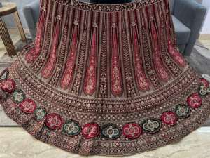 Lehenga de terciopelo de lujo con trabajo de pasta cortada Jarkan pesada en estilo Rajwadi doble puede caber 3,5 M Flair 1,2 M Choli Dupatta - Product Image 3