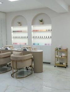 Mesa de Manicura Moderna Decors All con Colector de Polvo Incorporado y Silla de Salón Ajustable de Cuero, Fabricada en Estambul - Product Image 3