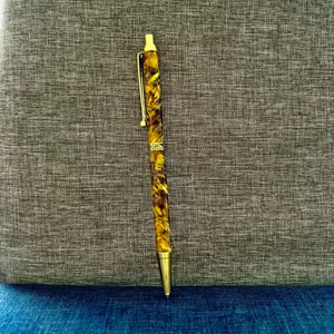 Crayon à café de luxe fabriqué à la main avec accents en laiton lisse et texture de bois unique - Product Image 3