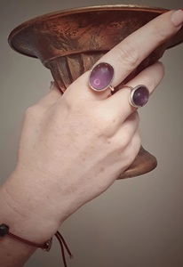 แหวนเงินแบบเรียบง่ายพร้อมพลอยอเมทิสต์ธรรมชาติและเครื่องประดับเพชรทรงรีสำหรับงานแต่งงานสำหรับผู้หญิงในงานเลี้ยงวันเกิด - Product Image 3