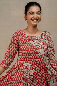 Glorious Play Hand Block Majestic Butti Print Diagonal Panel Royal Charm Vestido de mujer con punto de ojal en el cuello y bolsillo - Product Image 3