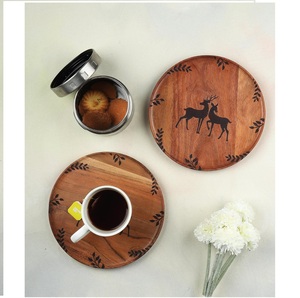 Assiette de service en bois d'acacia ronde et écologique moderne, vaisselle et assiettes durables gravées au laser pour les fêtes - Product Image 2
