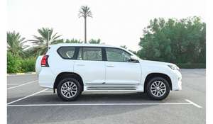 SUV d'occasion pas cher 2023, 4.5L V8, transmission intégrale, sièges en cuir, toit ouvrant panoramique, automatique, caméra de recul 360°, bon état, faible kilométrage - Product Image 3