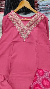 Kurta recto bordado de rayón para mujer con pantalón a juego y conjunto Dupatta Elegante ropa étnica para fiestas y ocasiones festivas - Product Image 6