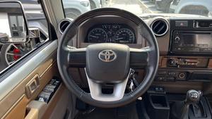 Para Hilux Diésel Turbo, Transmisión Automática Izquierda Oscura R18, 2024 Pickup LC79 LX V6 4.0L Doble Cabina con Techo Solar Panorámico - Product Image 2