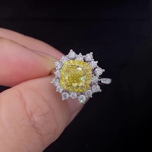 Anillo de Doble Halo con Certificación IGI VS Clarity, con Diamante Amarillo de Laboratorio de Corte SQ de 2.30 Quilates - Product Image 2