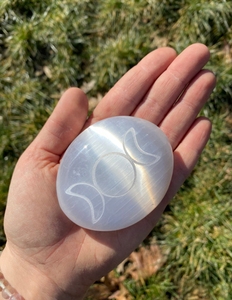 Piedra de selenita grabada, cristal ideal para todo tipo de energía, también ayuda a calmar el sueño - Product Image 4