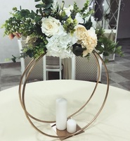 Pièce maîtresse de mariage charmante et élégante avec un design artistique moderne pour des arrangements de table de mariage inspirés de luxe