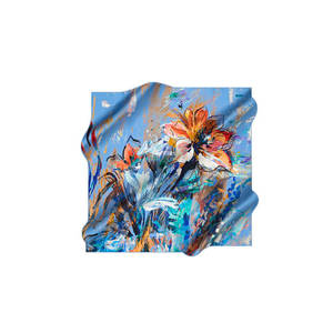 Pañuelo Cuadrado de Seda Azul con Estampado Floral para Invierno y Verano - Product Image 1