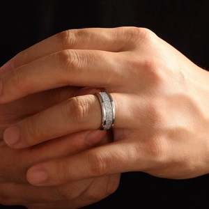 Anillo de Boda para Hombre Jeulia de Acero Inoxidable Chapado en Oro con Incrustaciones de Meteorito Imitado - Product Image 4