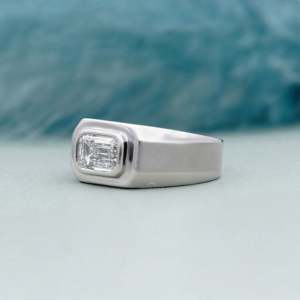 Anillo de Compromiso para Hombre con Certificado IGI East West, Diamante de Corte Esmeralda de 2.00ct con Engaste de Bisel - Product Image 5