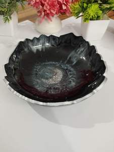 Elegancia y encanto moderno para su hogar con este tazón de resina bellamente hecho a mano - Product Image 3