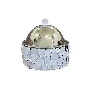 Cacerola Plateada con Diseño de Cuentas Blancas en el Asa, Plato de Servir Duradero y Elegante para Uso en el Hogar, Cocina o Buffet - Product Image 6