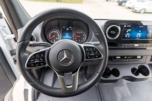 PRÊT À ROULER - VÉHICULE D'OCCASION CONDUITE À GAUCHE - 110 MILES 2019 MERCEDES-BENZ SPRINTER 4500 DUALLY 4×4 CHASSIS CABINE - Product Image 2