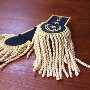 Frange de fil d'argent OEM en forme de lingot uniforme tactique personnalisé vêtement à frange avec pompon textile artisanat dentelle de fil d'argent en forme de lingot d'argent - Product Image 3