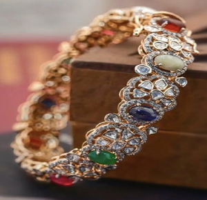 Conjunto de brazaletes de latón de varias capas con delicados detalles de piedras. Estilo atemporal. Disponible a precios de mayoreo. - Product Image 4