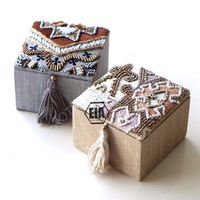 Meilleur grossiste boîte à bijoux de forme carrée avec broderie à la main fabriquée en Inde pour les cadeaux et la décoration emballée dans un carton