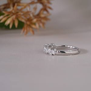 Elegante anillo de banda con diamantes dorados para mujer, diseño de anillo moderno y elegante para uso diario, joyería premium con estilo. - Product Image 6