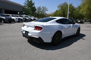 Auto Deportivo Coupé GT Premium 2024 de Alto Rendimiento, Turbo, 2 Puertas, Motor V-8 de 5L, Automático, Tracción Trasera, Techo Panorámico para Mayor Lujo - Product Image 3