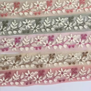 9 Mtr. Dentelle de luxe traditionnelle sur filet papillon avec option de séquence de motif de fleurs brodées colorées fabriquée en Inde - Product Image 1