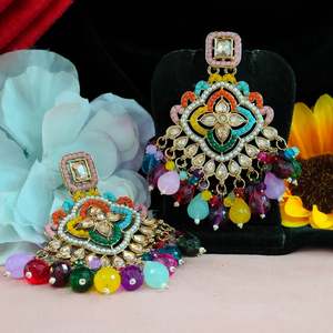 Kundan Jhumkas en acrylique léger avec perles minimales élégantes et intemporelles pour toutes les occasions sensation de luxe - Product Image 2