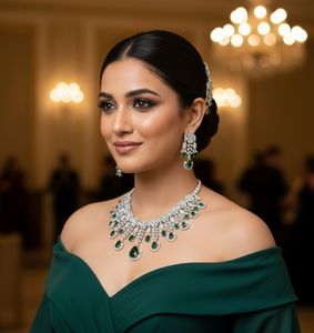 Ensemble collier et boucles d'oreilles Cascade Royale en émeraude, fabriqué avec des pierres de qualité supérieure en émeraude verte taille goutte. - Product Image 2