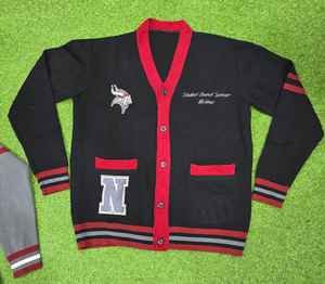 เสื้อสเวตเตอร์ไหมพรมผู้ชายแบบใหม่ คอทรงกลม ทรงเข้ารูป แขนยาว ปักโลโก้ด้านหน้า ป้องกันขนร่วง หนา 100% อะคริลิก ระบายอากาศได้ดี - Product Image 3