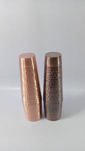 Bouteilles en cuivre axées sur la santé pour le stockage de l'eau et combinant les anciennes traditions ayurvédiques avec des designs élégants et contemporains - Product Image 2