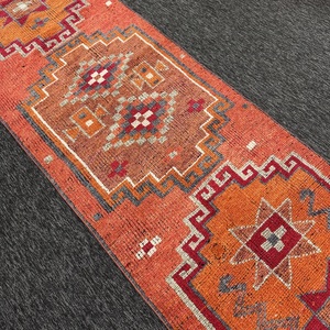 Tapis turc vintage Herki écologique 3,1x11,8 pi, orange, petit patchwork en laine avec envers en latex - Product Image 3