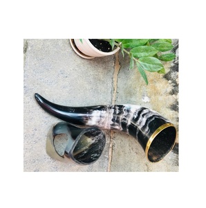 Chope à bière artisanale vintage en corne de Viking Coffret cadeau de luxe écologique pour homme avec gravure personnalisée pour les occasions d'affaires - Product Image 1