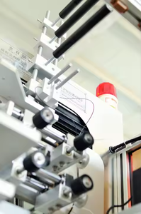 Şişelenmiş ve Konserve Protein İçecekleri için Yüksek Hızlı Shrink Sleeve Etiketleme Makinesi 450 CPM Tam Otomatik - Product Image 3